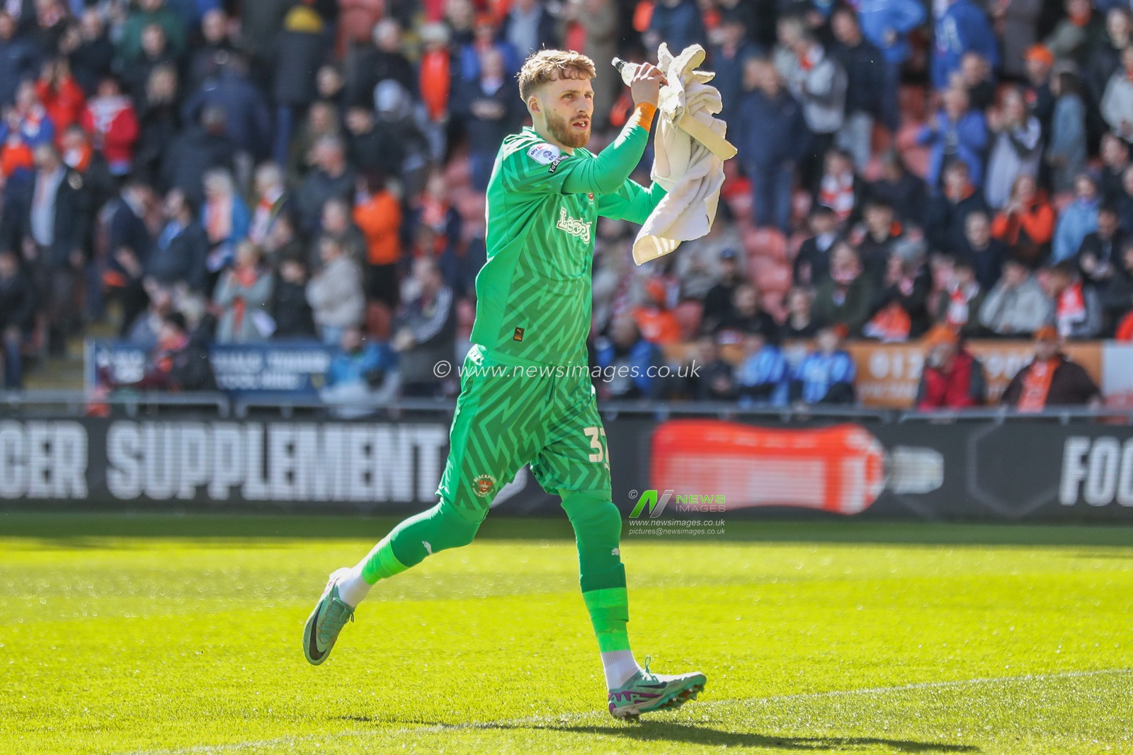 Daniel Grimshaw of Blackpool applauds the fans before the game during the Sky Bet League 1 match Blackpool vs Barnsley at Bloomfield Road, Blackpool, United Kingdom, 20th April 2024

(Photo by Alfie Cosgrove/News Images)