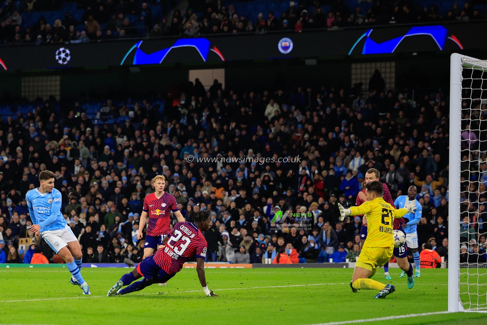 JuliÃ¡n Ãlvarez #19 of Manchester City scores a goal to make it 3-2 during the UEFA Champions League Group G match Manchester City vs RB Leipzig at Etihad Stadium, Manchester, United Kingdom, 28th November 2023

(Photo by Conor Molloy/News Images)