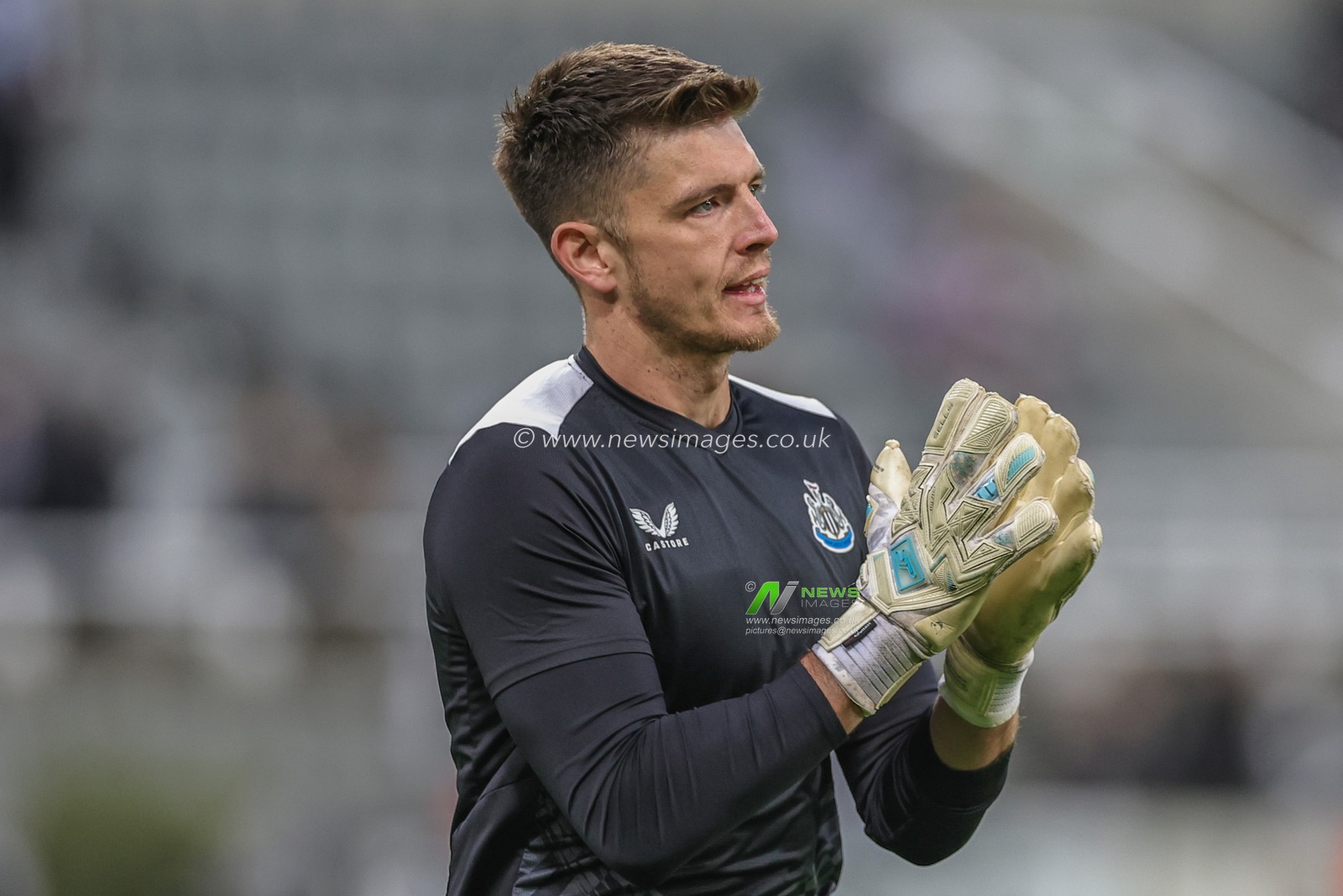 Nick Pope #22 of Newcastle United applauds the fans during the Carabao Cup Third Round match Newcastle United vs Manchester City at St. James's Park, Newcastle, United Kingdom, 27th September 2023

(Photo by Mark Cosgrove/News Images)