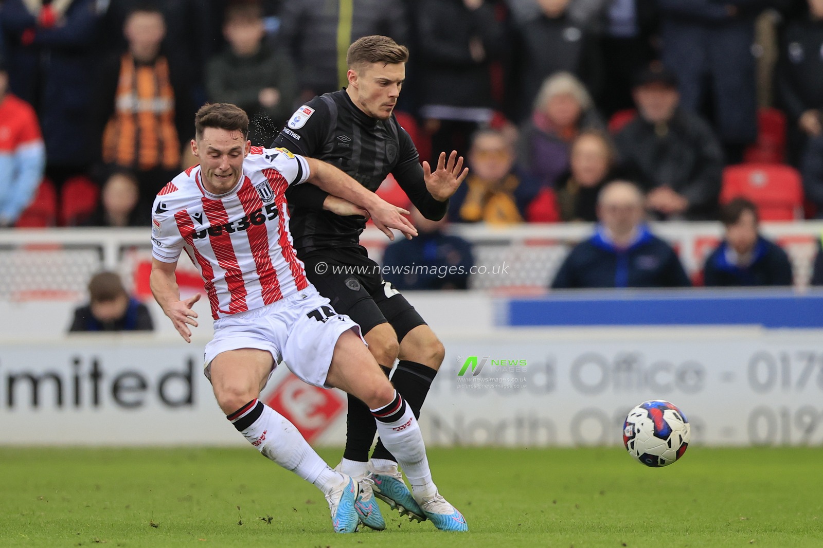 Regan Slater #27 of Hull City beats Jordan Thompson #15 of Stoke City to the ball during the Sky Bet Championship match Stoke City vs Hull City at Bet365 Stadium, Stoke-on-Trent, United Kingdom, 11th February 2023

(Photo by Conor Molloy/News Images)