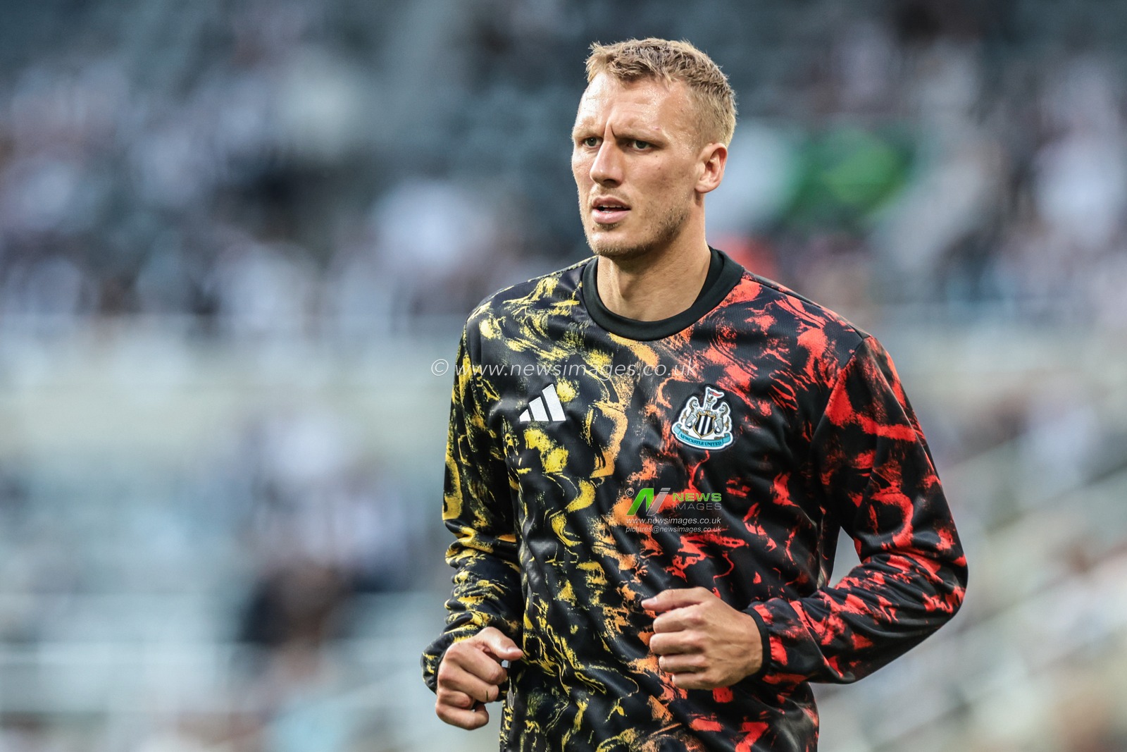 Dan Burn of Newcastle Untied in the pregame warmup session during the Premier League match Newcastle United vs Liverpool at St. James's Park, Newcastle, United Kingdom, 25th August 2025

(Photo by Mark Cosgrove/News Images)