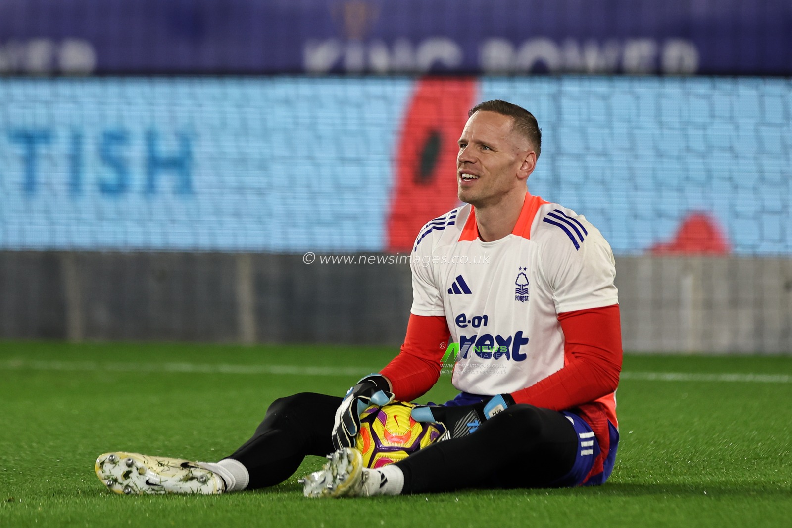Matz Sels of Nottingham Forest in the pregame warmup session during the Premier League match Leicester City vs Nottingham Forest at King Power Stadium, Leicester, United Kingdom, 25th October 2024

(Photo by Mark Cosgrove/News Images)