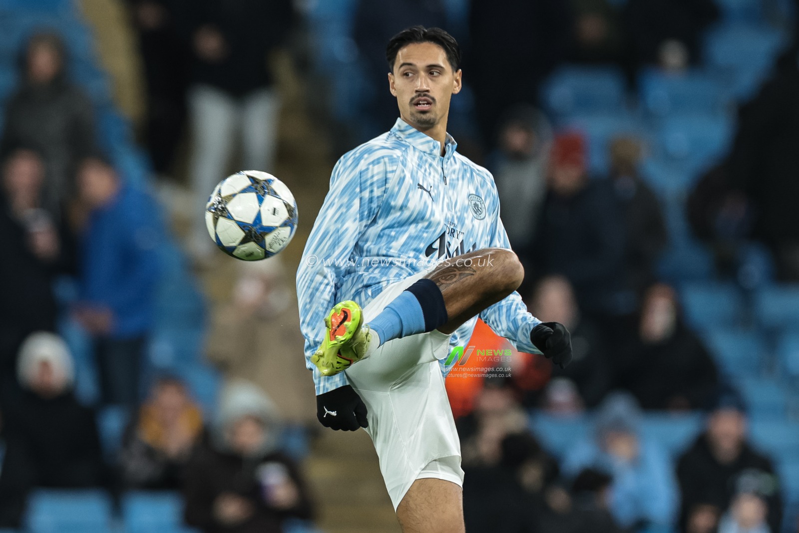 Tijjani Reijnders of Manchester City in the pregame warmup session during the UEFA Champions League Matchday 5 of 8 Manchester City v Bayer 04 Leverkusen at City of Manchester Stadium, Manchester, United Kingdom, 25th November 2025

(Photo by Mark Cosgrove/News Images)

*** GER AUT SUI OUT ***