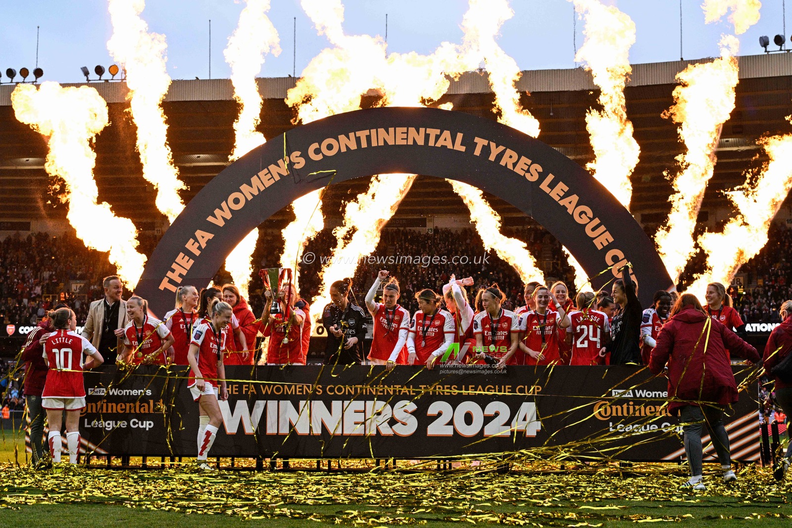Arsenal players celebrate winning the FA Women's League Cup after the FA Women's League Cup Final match Arsenal Women vs Chelsea FC Women at Molineux, Wolverhampton, United Kingdom, 31st March 2024

(Photo by Cody Froggatt/News Images)
