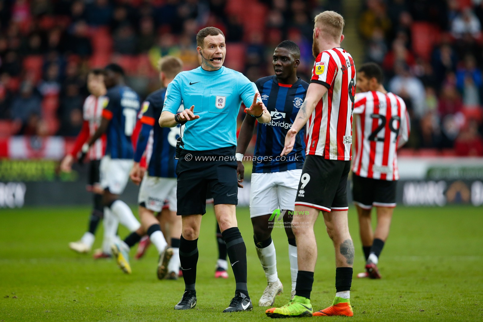 Referee Leigh Doughty gives Oliver McBurnie #9 of Sheffield United a warning during the Sky Bet Championship match Sheffield United vs Luton Town at Bramall Lane, Sheffield, United Kingdom, 11th March 2023

(Photo by Ben Early/News Images)