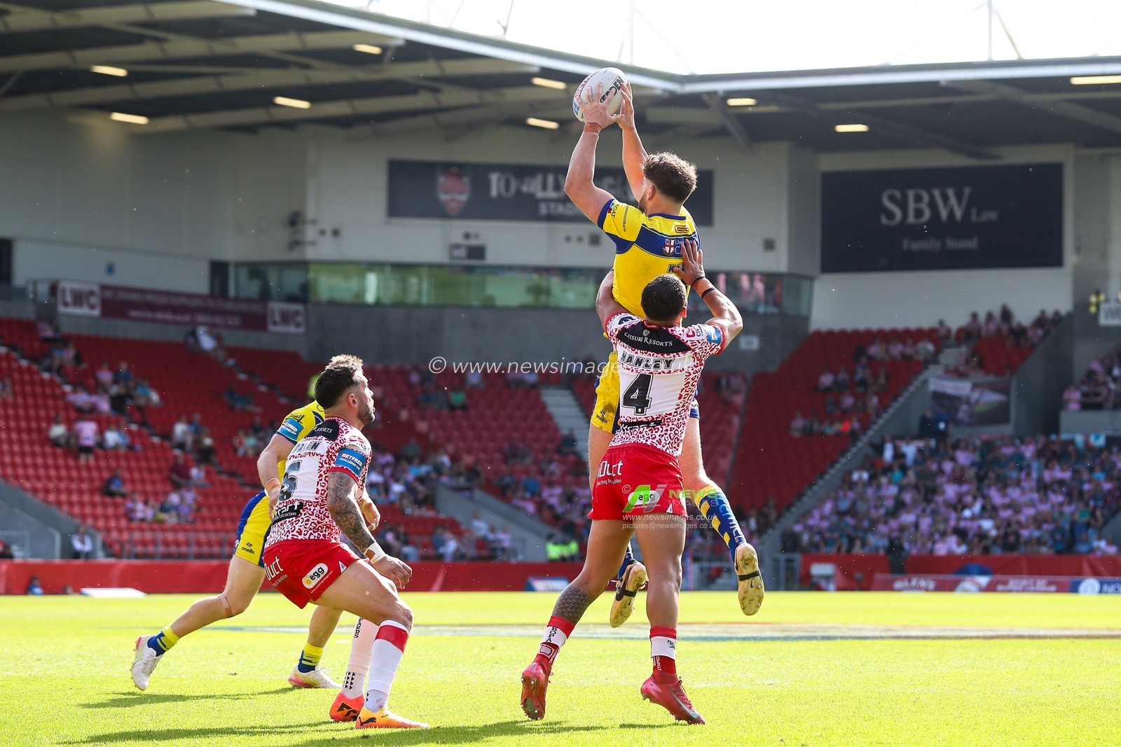 Toby King of Warrington Wolves catches the high ball during the Betfred Challenge Cup Semi-final match Warrington Wolves vs Leigh Leopards at Totally Wicked Stadium, St Helens, United Kingdom, 11th May 2025

(Photo by Gareth Evans/News Images)