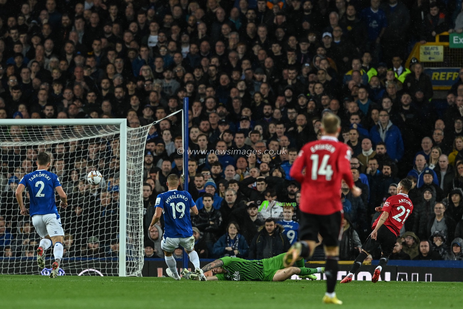 Antony #21 of Manchester United scores to make it 1-1 during the Premier League match Everton vs Manchester United at Goodison Park, Liverpool, United Kingdom, 9th October 2022

(Photo by Craig Thomas/News Images)