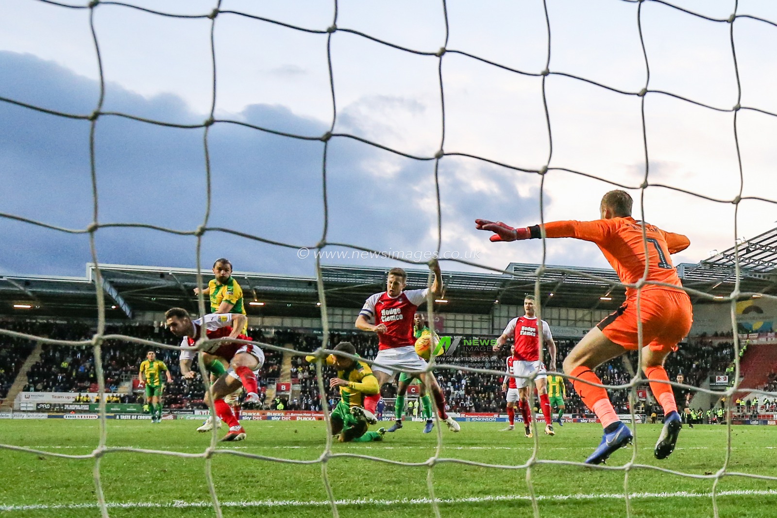 22nd December 2018, New York Stadium, Rotherham, England; Sky Bet Championship Rotherham Utd v West Bromwich Albion ; Dwight Gayle (16) of West Brom scores to make it  0-3


Credit: Mark Cosgrove/News Images

English Football League images are subject to DataCo Licence