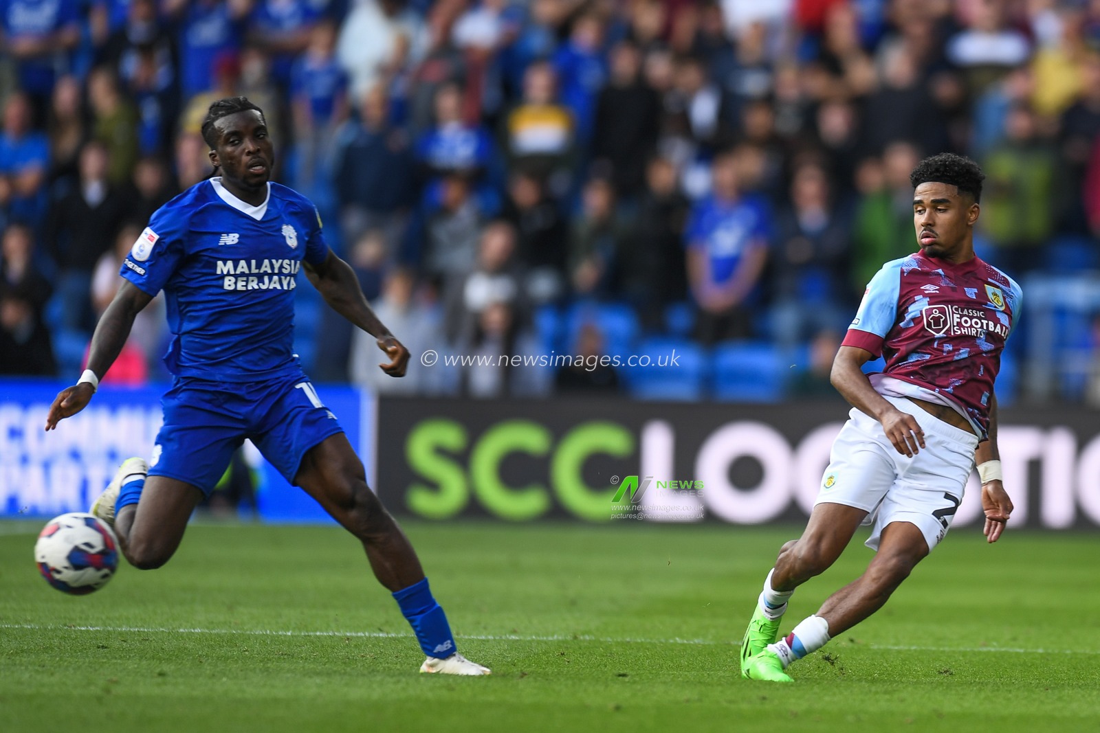Ian Maatsen #29 of Burnley Under pressure from Sheyi Ojo #10 of Cardiff City  during the Sky Bet Championship match Cardiff City vs Burnley at Cardiff City Stadium, Cardiff, United Kingdom, 1st October 2022

(Photo by Mike Jones/News Images)