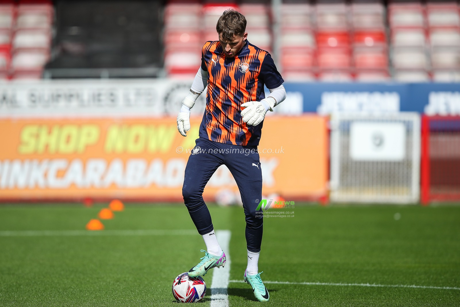 Daniel Grimshaw of Blackpool during the pre-game warm up ahead of the Sky Bet League 1 match Crawley Town vs Blackpool at Broadfield Stadium, Crawley, United Kingdom, 10th August 2024

(Photo by Gareth Evans/News Images)