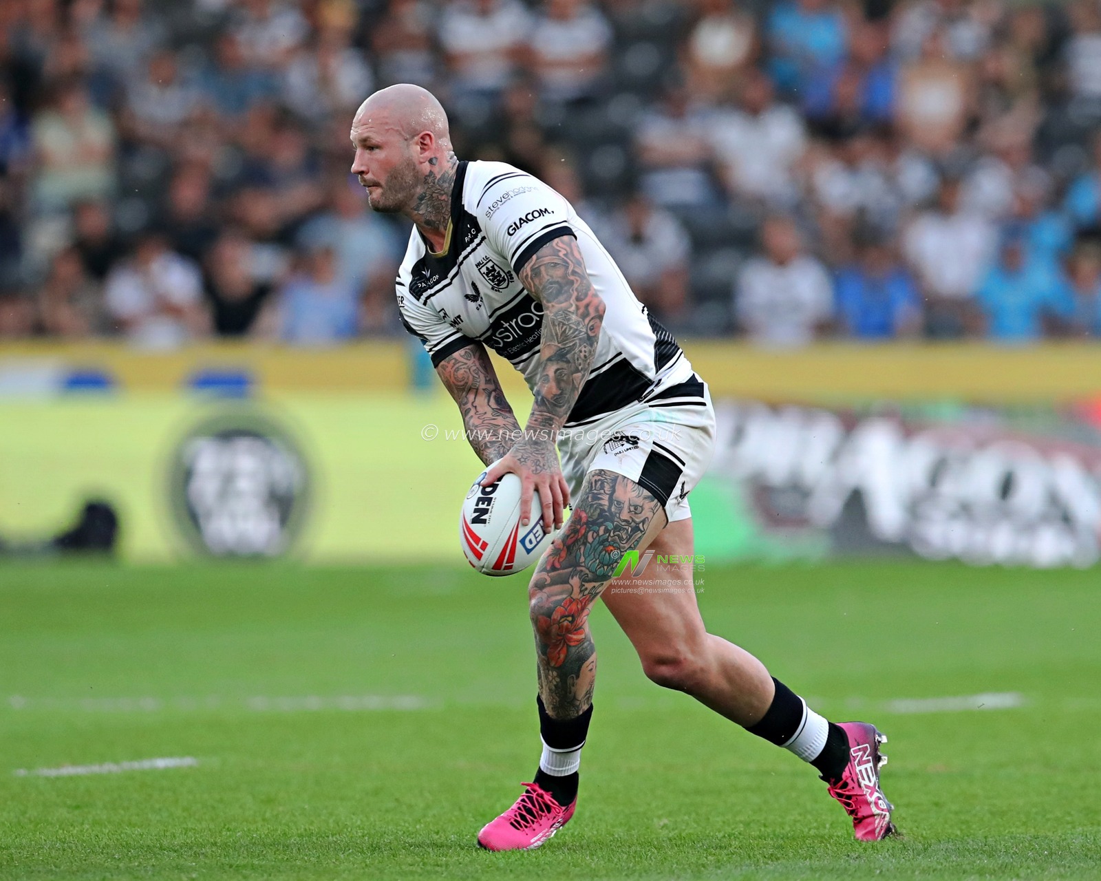 Zak Hardaker of Hull F.C. during the Betfred Super League Round 14 Hull FC vs Castleford Tigers at MKM Stadium, Hull, United Kingdom, 13th June 2025

(Photo by Sam Eaden/News Images)