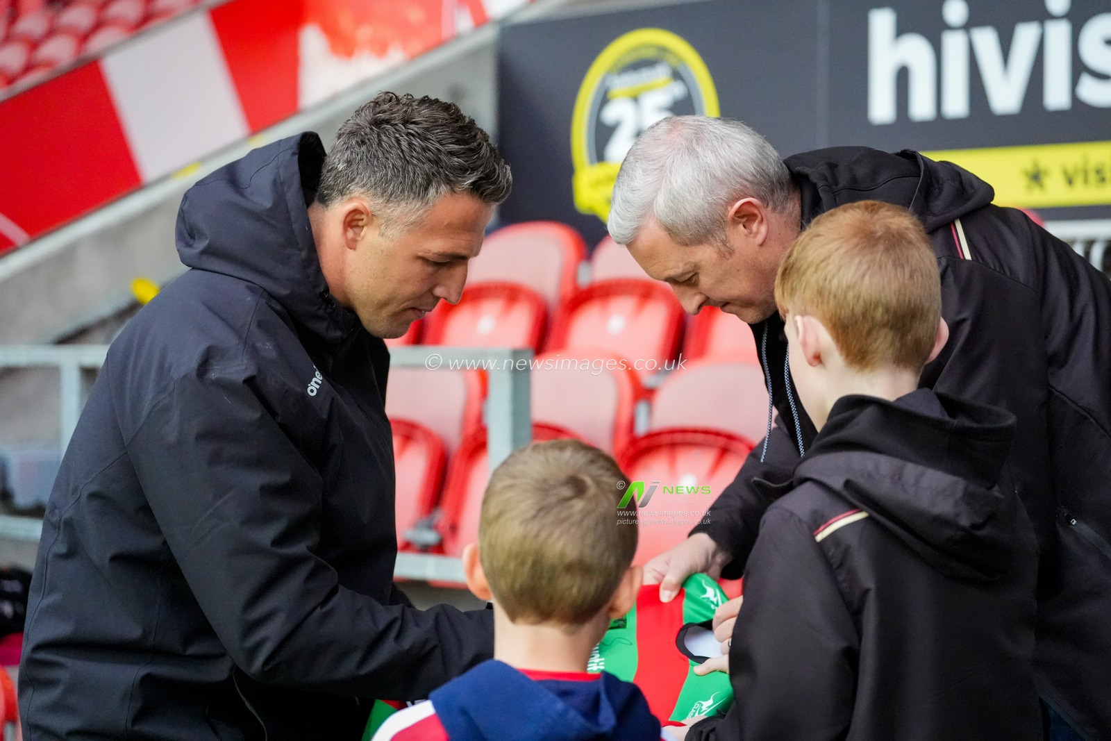  Warrington Wolves manager Sam Burgess signs autographs with fans prior to kick off  on during the Betfred Super League round 14 match St Helens vs Warrington Wolves at The BrewDog Stadium, St Helens, United Kingdom on 11 June 2026

(Photo by Maynard Manyowa/News Images)