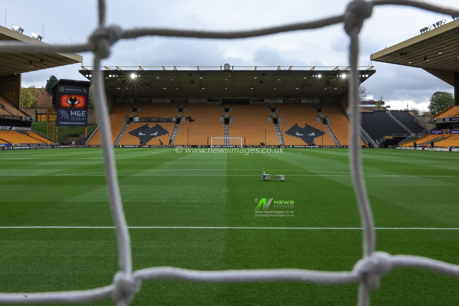 A general view of Molineux during the Premier League match Wolverhampton Wanderers vs Burnley at Molineux, Wolverhampton, United Kingdom, 26th October 2025

(Photo by Mark Cosgrove/News Images)