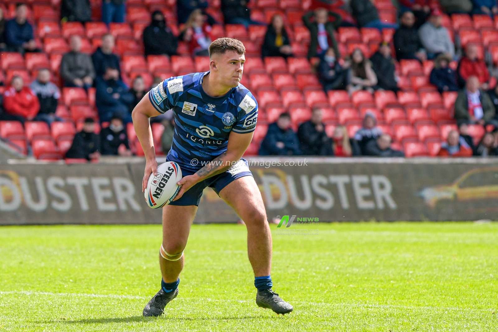 Ollie Partington (14) of Wigan Warriors looks for a pass