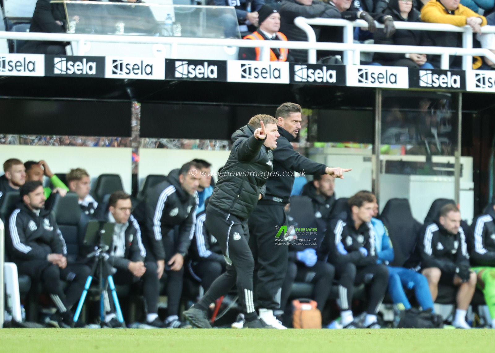Eddie Howe manager of Newcastle United gives his team instructions during the Premier League match Newcastle United vs Fulham at St. James's Park, Newcastle, United Kingdom, 25th October 2025

(Photo by Richard Bierton/News Images)