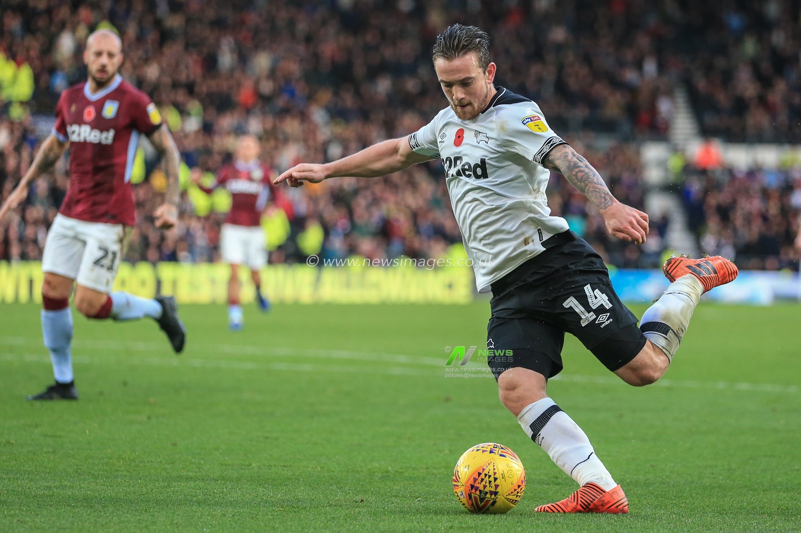10th November 2018, Pride Park, Derby, England; Sky Bet Championship, Derby County v Aston Villa ; Jack Marriott (14) of Derby crosses the ball

Credit: Mark Cosgrove/News Images 

English Football League images are subject to DataCo Licence