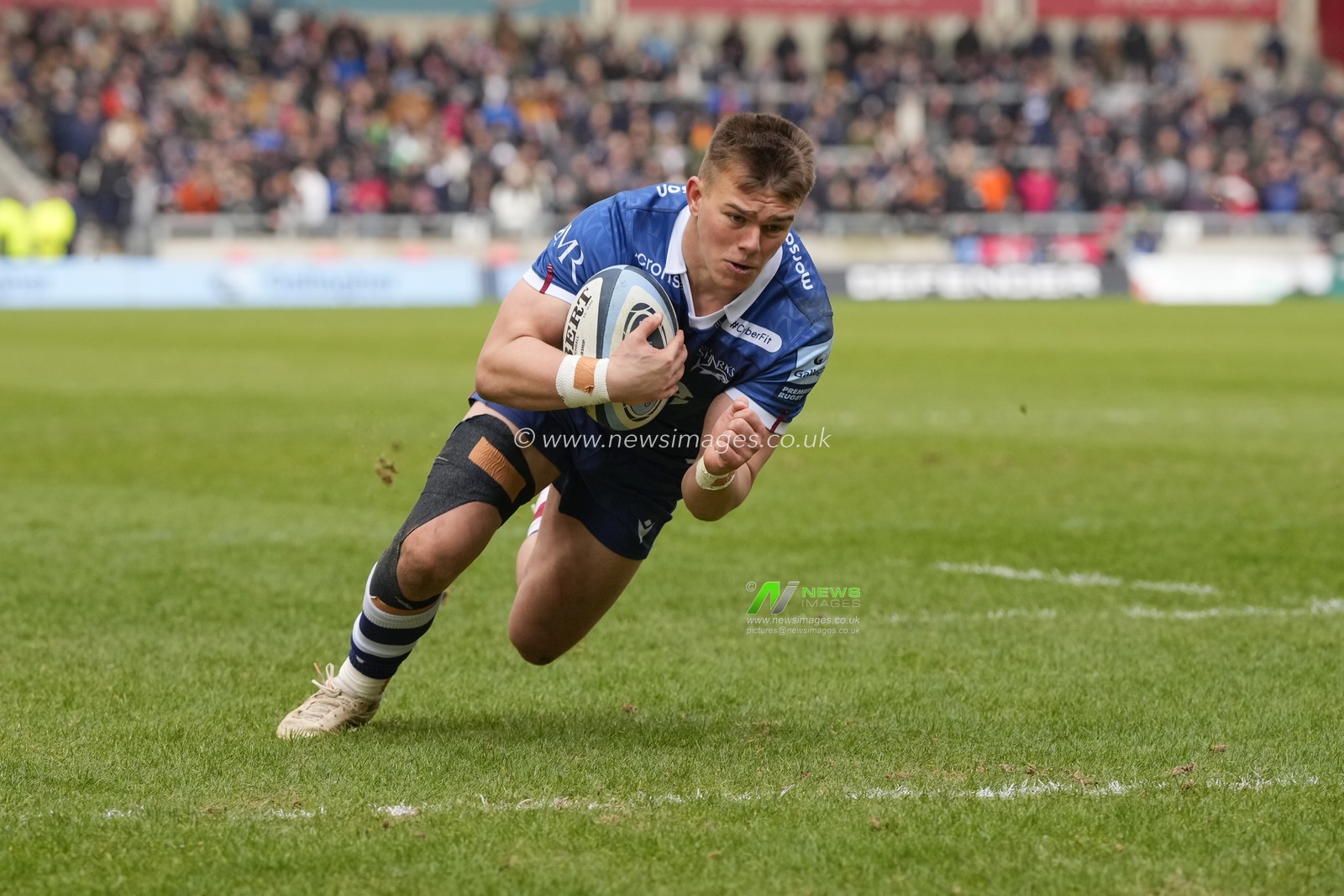 Joe Carpenter #15 of Sale Sharks dives over to score a try during the Gallagher Premiership match Sale Sharks vs Saracens at AJ Bell Stadium, Eccles, United Kingdom, 5th March 2023

(Photo by Steve Flynn/News Images)