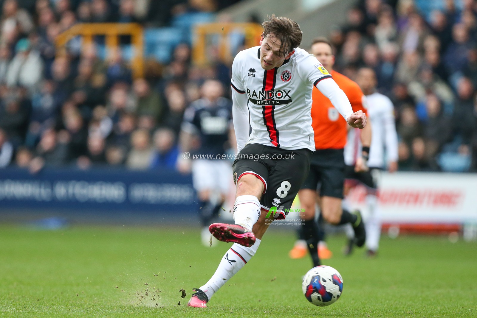 Sander Berge #8 of Sheffield United shoots during the Sky Bet Championship match Millwall vs Sheffield United at The Den, London, United Kingdom, 18th February 2023

(Photo by Arron Gent/News Images)