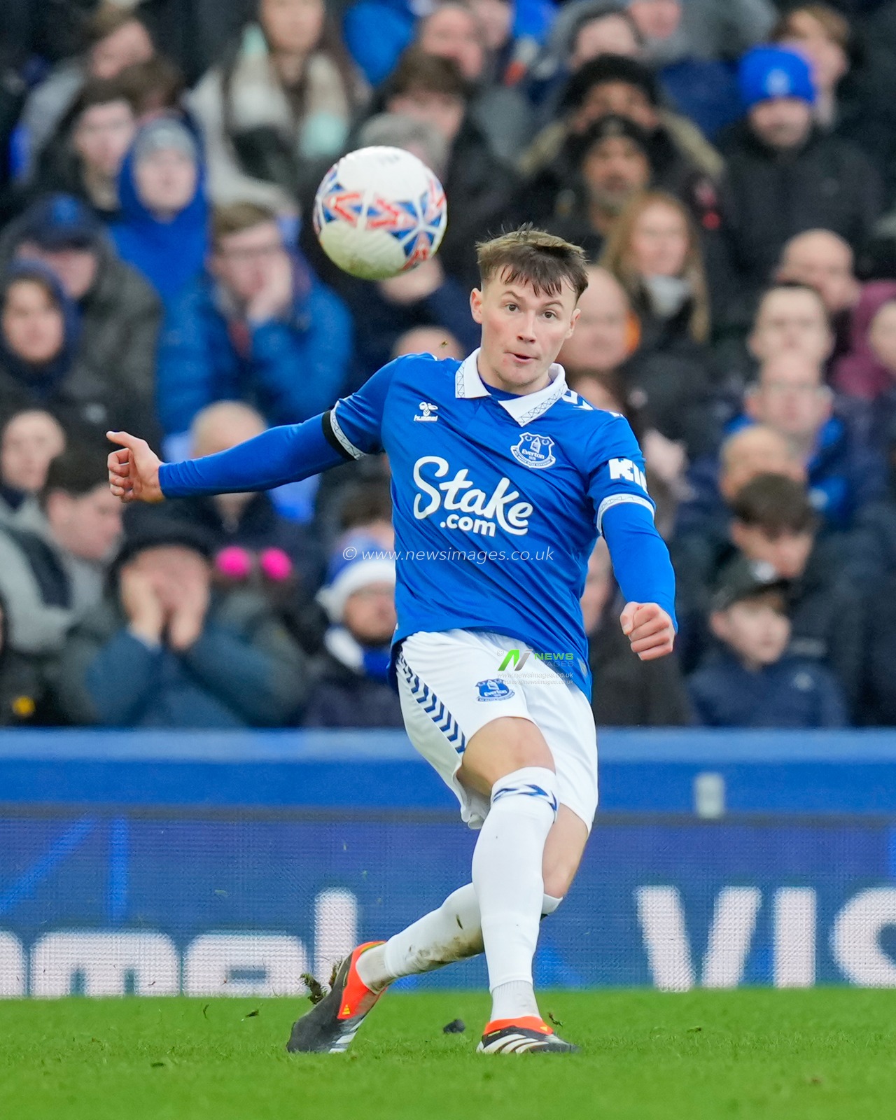 Nathan Patterson of Everton passes the ball, during the Emirates FA Cup Fourth Round match Everton vs Luton Town at Goodison Park, Liverpool, United Kingdom, 27th January 2024

(Photo by Steve Flynn/News Images)