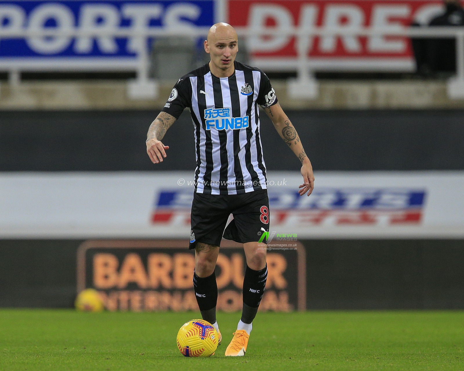 Jonjo Shelvey #8 of Newcastle United in possession of the ball