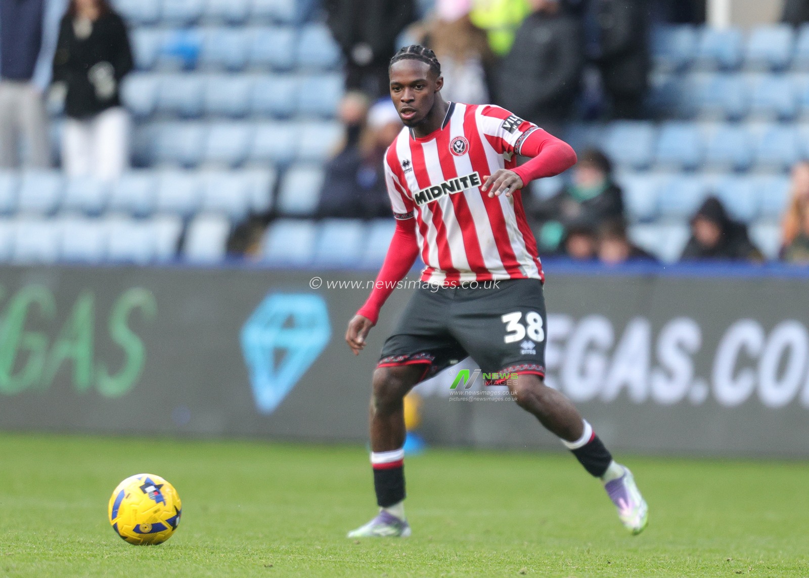Femi Seriki of Sheffield United passes the ball during the Sky Bet Championship match Sheffield Wednesday vs Sheffield United at Hillsborough, Sheffield, United Kingdom, 23rd November 2025

(Photo by Richard Bierton/News Images)

*** GER AUT SUI OUT ***