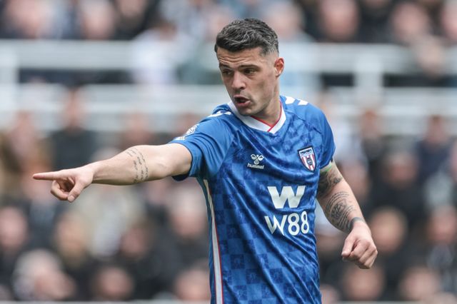 Granit Xhaka of Sunderland gives his team instructions during the Premier League match Newcastle Untied vs Sunderland at St. James's Park, Newcastle, United Kingdom on 22 March 2026

(Photo by Mark Cosgrove/News Images)