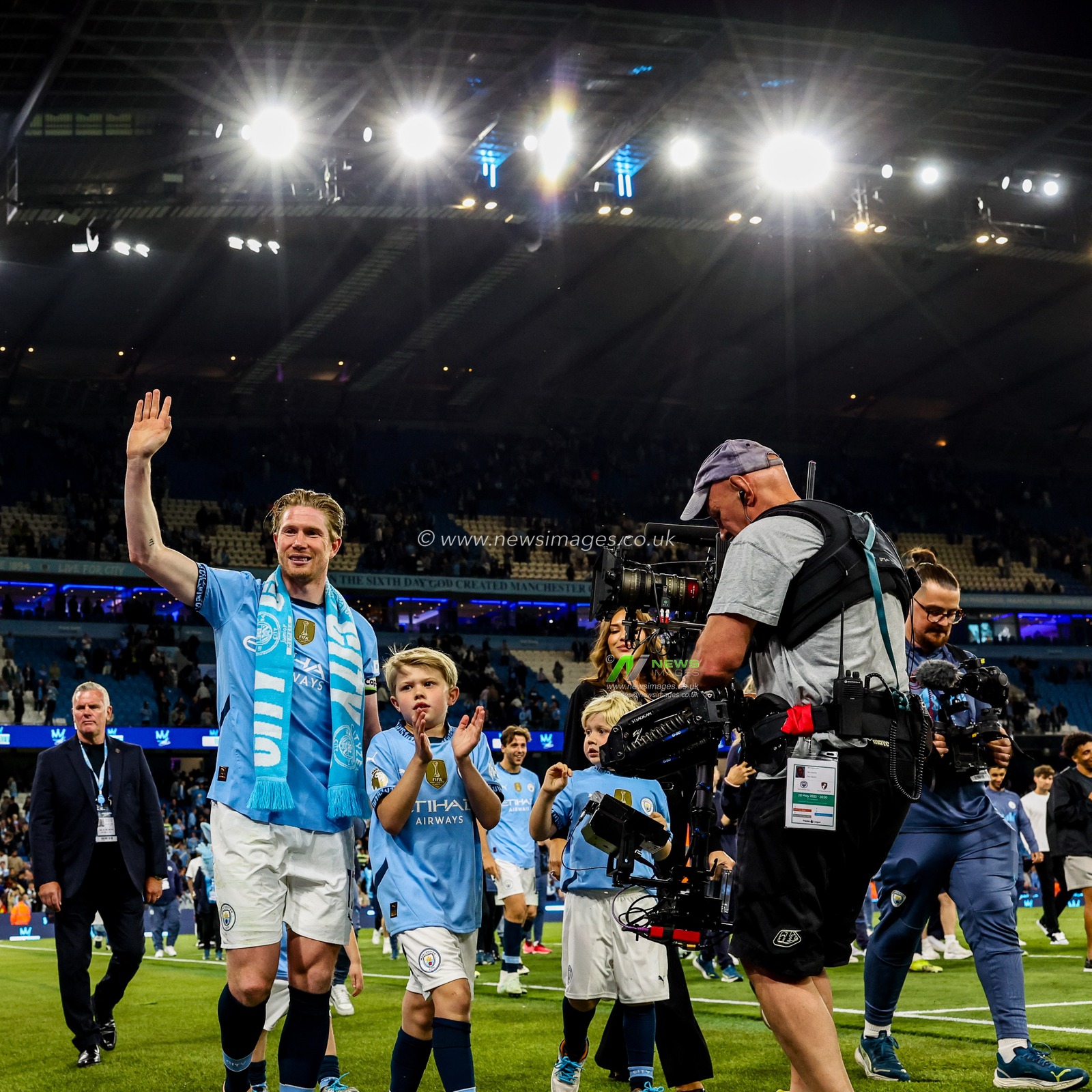Kevin De Bruyne of Manchester City acknowledges the fans after his final home game following the Premier League match Manchester City vs Bournemouth at Etihad Stadium, Manchester, United Kingdom, 20th May 2025

(Photo by Mark Cosgrove/News Images)
