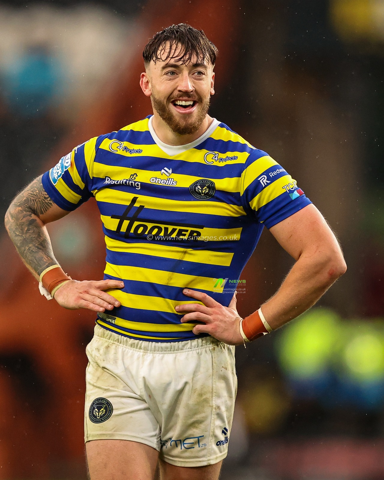 Matty Ashton of Warrington Wolves applauds the fans at the final whistle during the Betfred Super League round 25 match Hull FC vs Warrington Wolves at MKM Stadium, Hull, United Kingdom on 29 August 2026

(Photo by Alfie Cosgrove/News Images)
