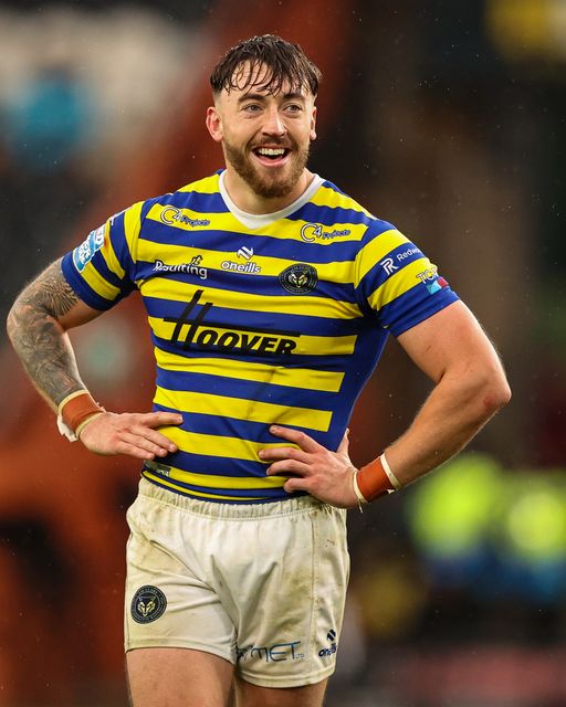 Matty Ashton of Warrington Wolves applauds the fans at the final whistle during the Betfred Super League round 25 match Hull FC vs Warrington Wolves at MKM Stadium, Hull, United Kingdom on 29 August 2026

(Photo by Alfie Cosgrove/News Images)