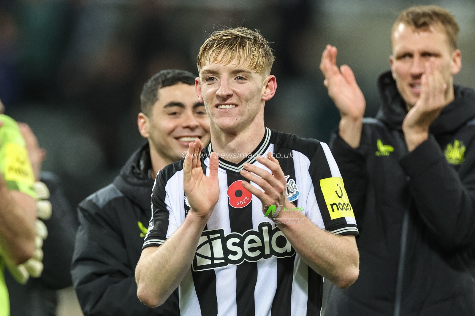 Anthony Gordon #10 of Newcastle United applauds the home fans after winning 1-0 during the Premier League match Newcastle United vs Arsenal at St. James's Park, Newcastle, United Kingdom, 4th November 2023

(Photo by Mark Cosgrove/News Images)