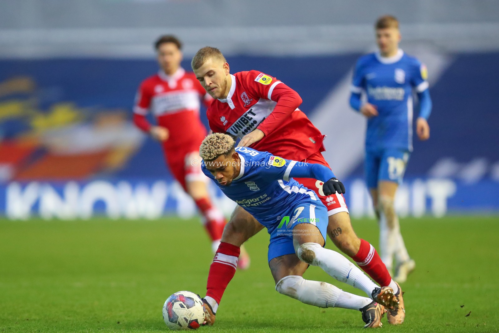 Juninho Bacuna #7 of Birmingham City and Riley McGree #8 of Middlesbrough battle for the ball during the Sky Bet Championship match Birmingham City vs Middlesbrough at St Andrews, Birmingham, United Kingdom, 2nd January 2023

(Photo by Gareth Evans/News Images)