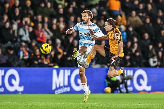 Sam Smith of Wrexham and Regan Slater of Hull City battle for the ball during the Sky Bet Championship match Hull City vs Wrexham at MKM Stadium, Hull, United Kingdom, 10th December 2025

(Photo by Alfie Cosgrove/News Images)

*** GER AUT SUI OUT ***