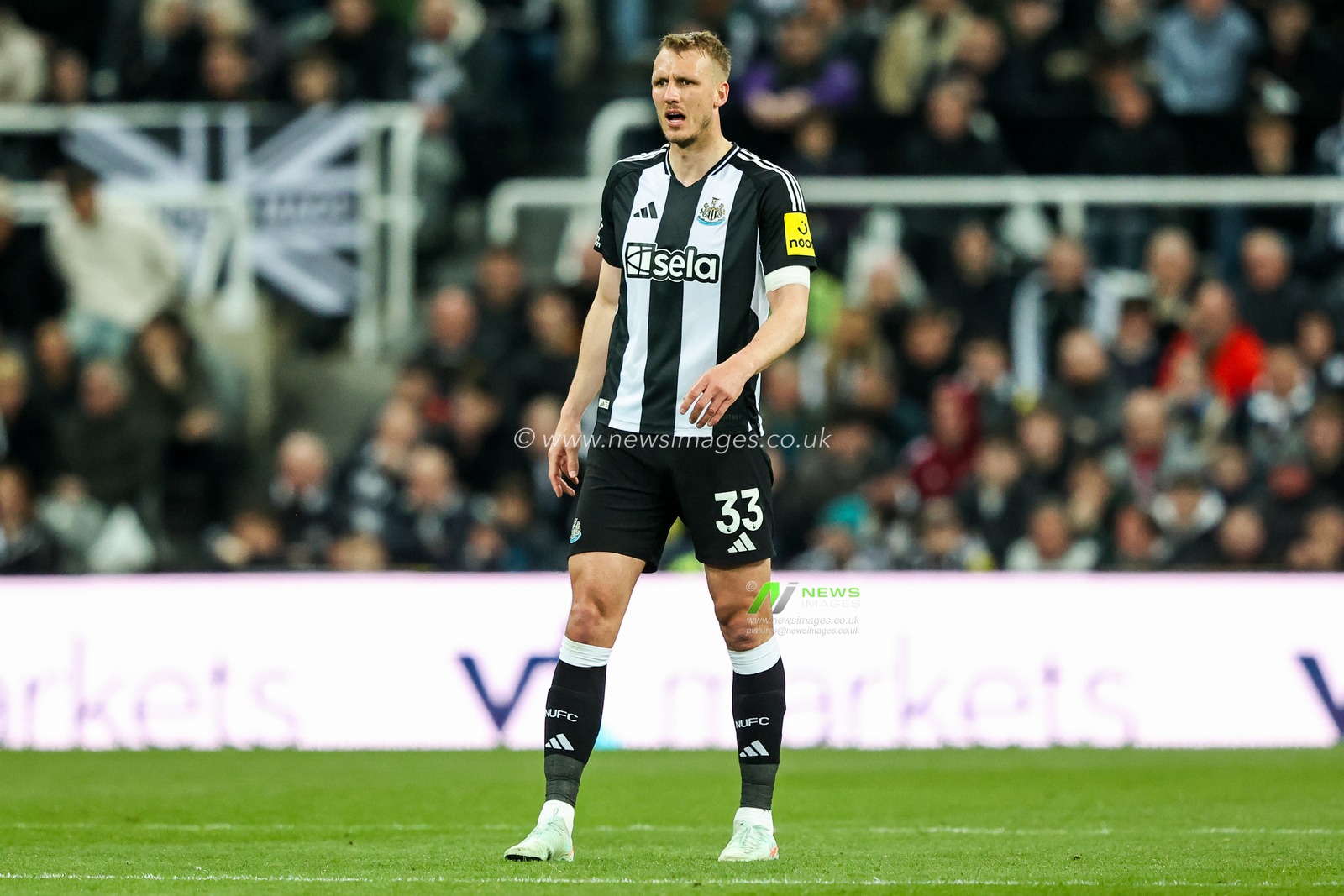Dan Burn of Newcastle United reacts during the Premier League match Newcastle United vs Brentford at St. James's Park, Newcastle, United Kingdom, 2nd April 2025

(Photo by Alfie Cosgrove/News Images)