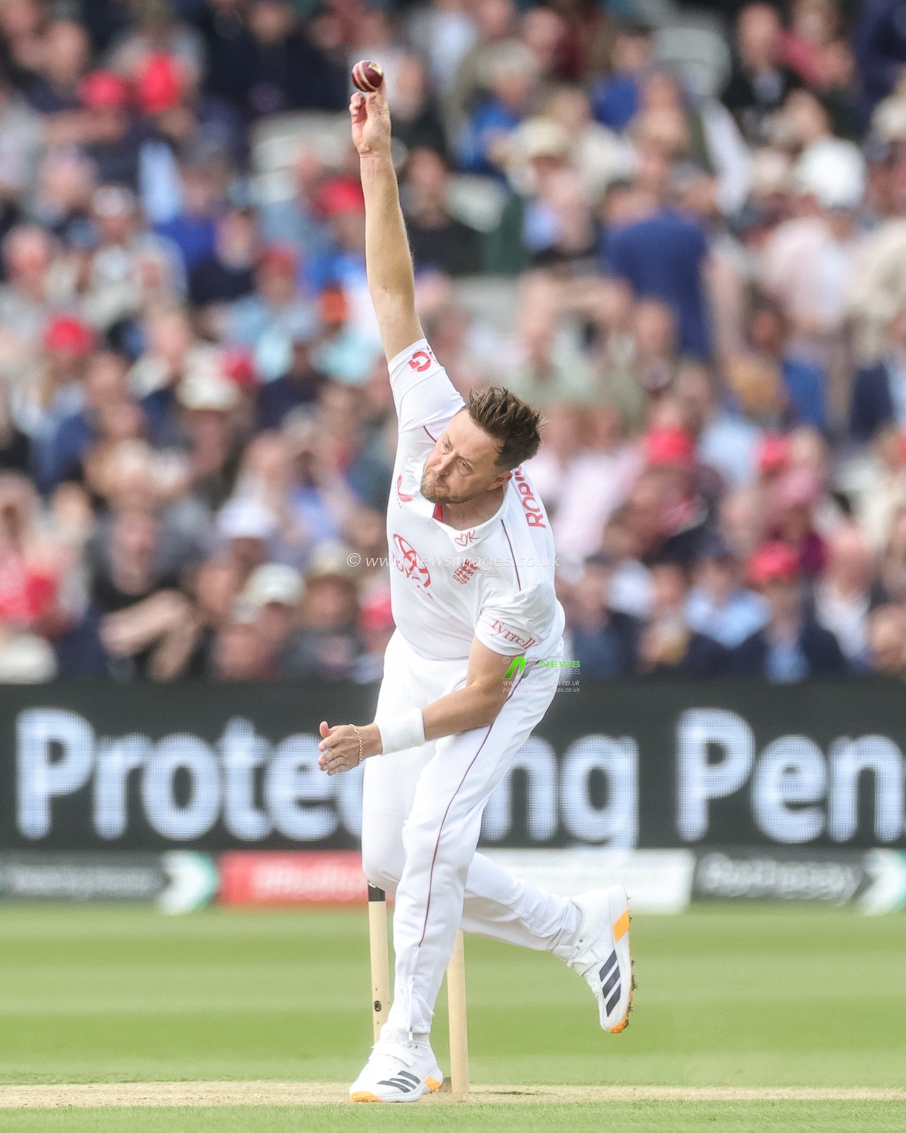 Ollie Robinson of England delivers the ball during the 1st Rothesay Test Match Day 2 match England vs New Zealand at Lords, London, United Kingdom on 05 June 2026

(Photo by Mark Cosgrove/News Images)
