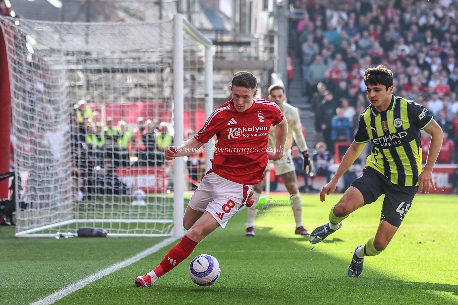 Elliot Anderson of Nottingham Forest keeps the ball in play during the Premier League match Nottingham Forest vs Manchester City at City Ground, Nottingham, United Kingdom, 8th March 2025

(Photo by Alfie Cosgrove/News Images)