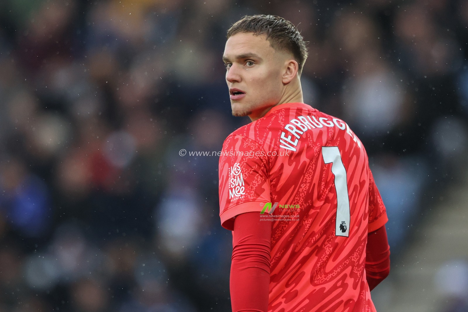 Bart Verbruggen of Brighton & Hove Albion during the Premier League match Leicester City vs Brighton and Hove Albion at King Power Stadium, Leicester, United Kingdom, 8th December 2024

(Photo by Alfie Cosgrove/News Images)