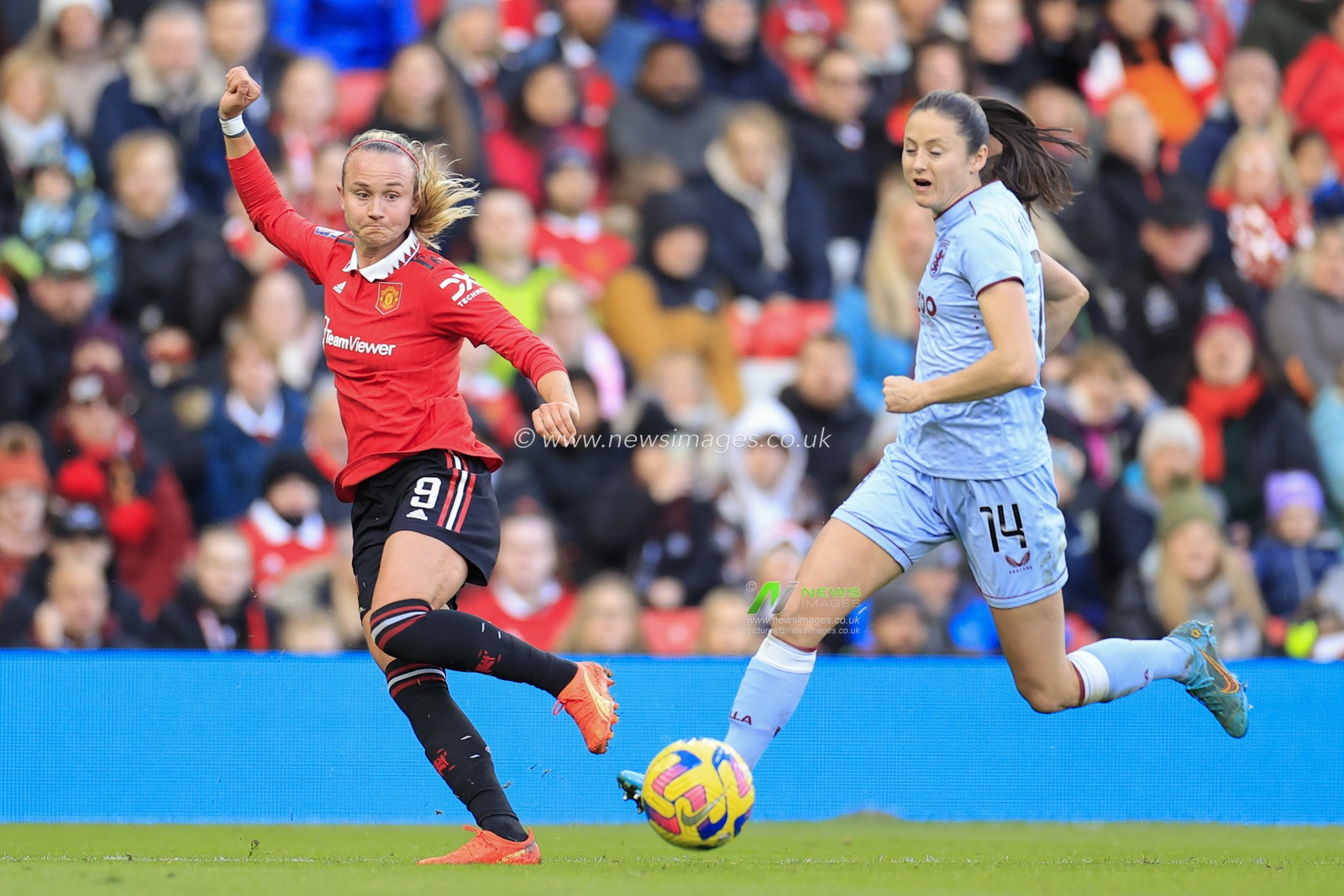 Martha Thomas #9 of Manchester United crosses the ball watched by Danielle Turner #14 of Aston Villa during The FA Women's Super League match Manchester United Women vs Aston Villa Women at Old Trafford, Manchester, United Kingdom, 3rd December 2022

(Photo by Conor Molloy/News Images)