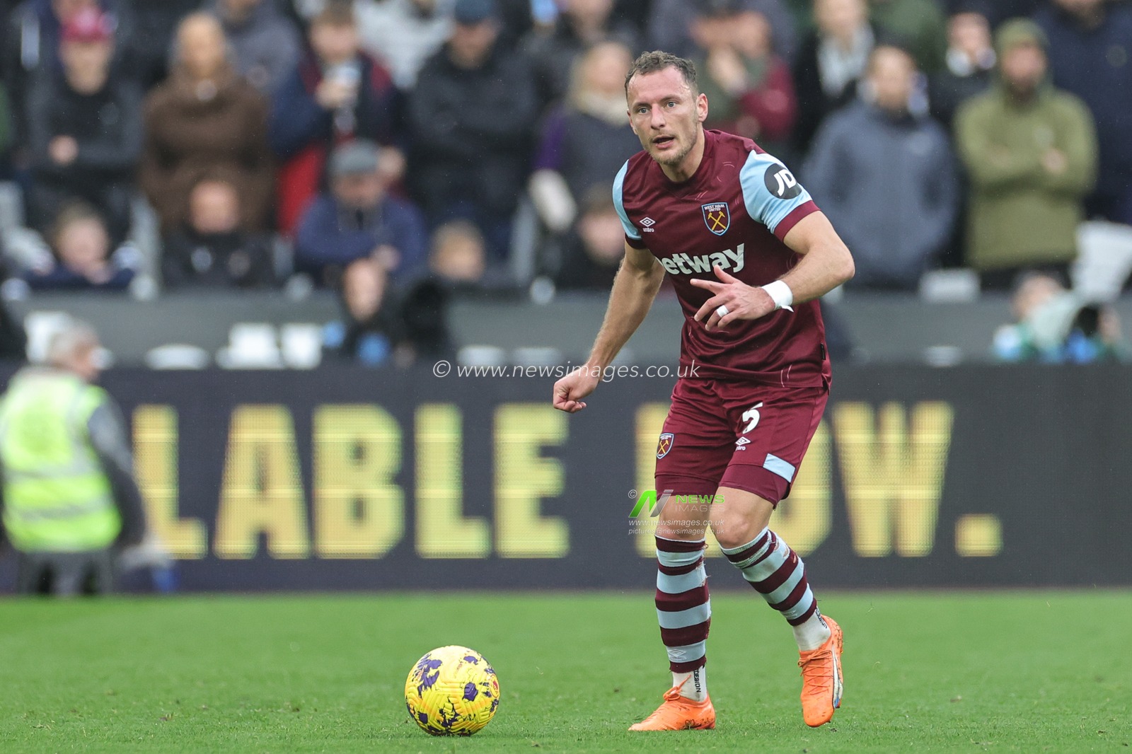 VladimÃ­r Coufal #5 of West Ham United looks on for a pass during the Premier League match West Ham United vs Everton at London Stadium, London, United Kingdom, 29th October 2023

(Photo by Mark Cosgrove/News Images)
