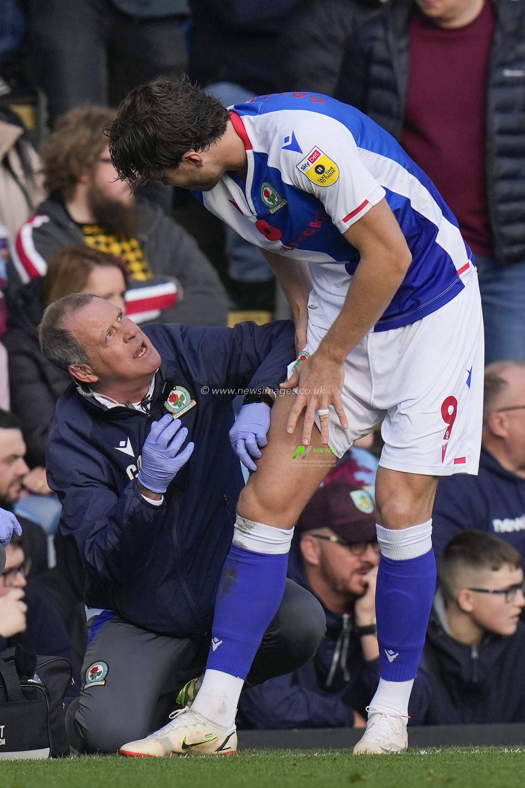 Blackburn Rovers medics treat a gash on the leg of Sam Gallagher #9 of Blackburn Rovers during the Sky Bet Championship match Burnley vs Blackburn Rovers at Turf Moor, Burnley, United Kingdom, 13th November 2022

(Photo by Steve Flynn/News Images)