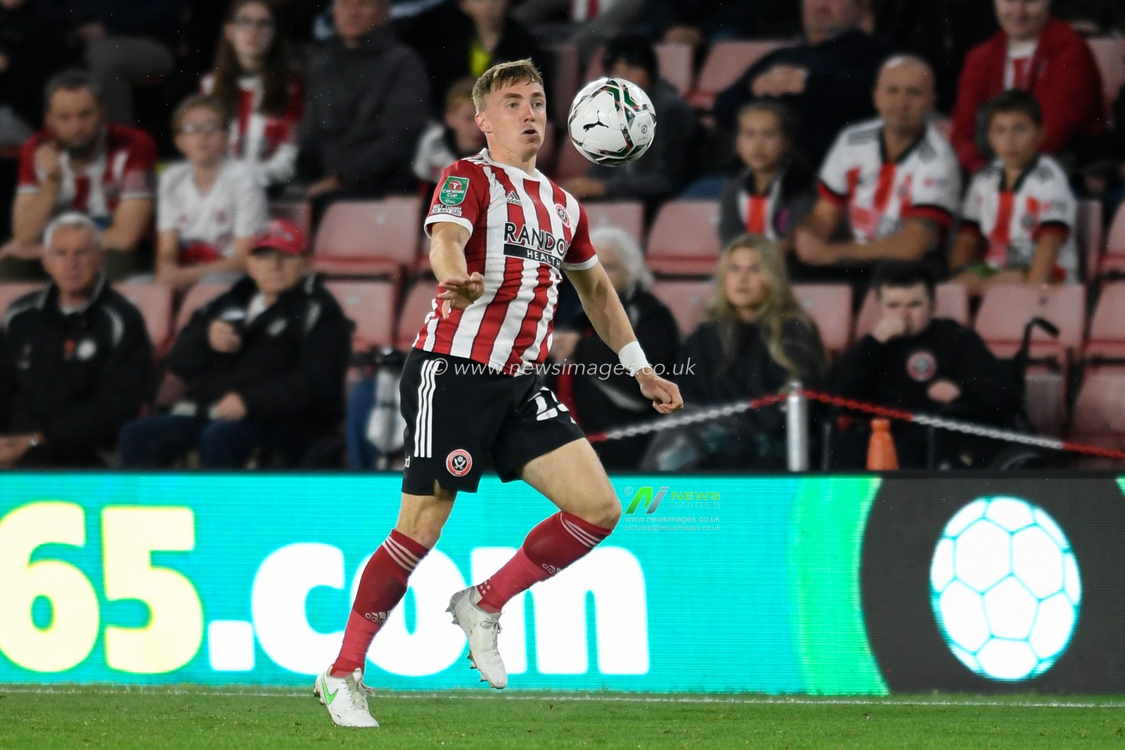 Ben Osborn #23 of Sheffield United controls the ball