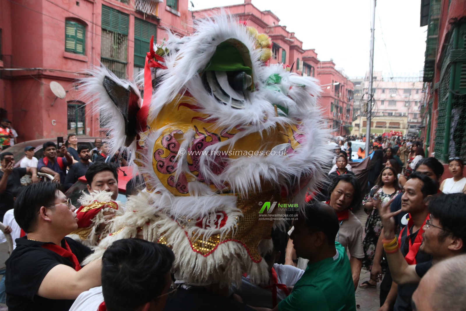 Participants are seen performing dragon dance in front of a crowd on the occasion of Lunar new year in Kolkata , India , on 29,January 2025..Pictures by Debajyoti Chakraborty.(Photo: Debajyoti Chakraborty/News Images)