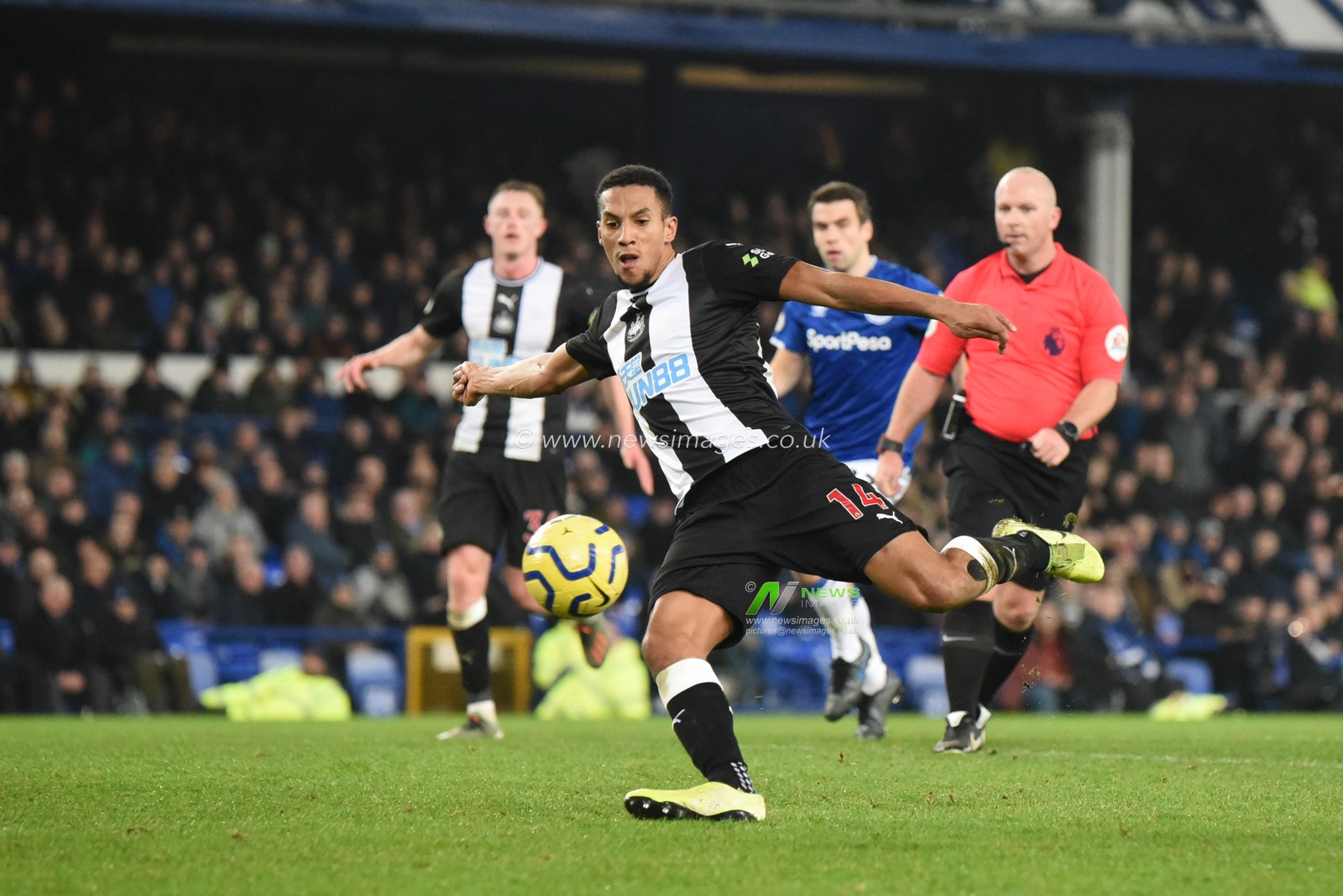 21st January 2020, Goodison Park, Liverpool, England; Premier League, Everton v Newcastle United : Isaac Hayden (14) of Newcastle United has a shot at goal