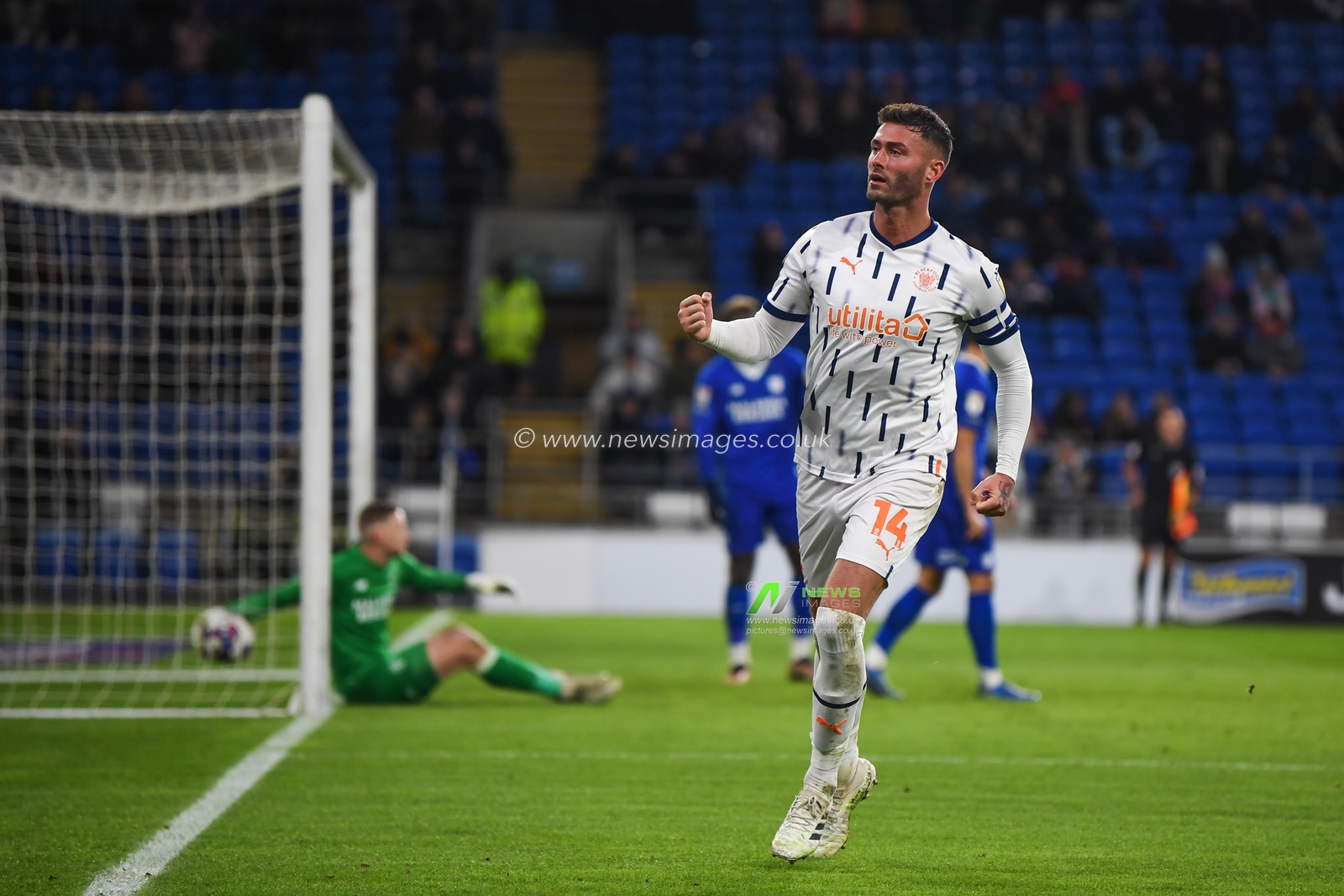 Gary Madine #14 of Blackpool scores to make it 1-1 during the Sky Bet Championship match Cardiff City vs Blackpool at Cardiff City Stadium, Cardiff, United Kingdom, 17th December 2022

(Photo by Mike Jones/News Images)