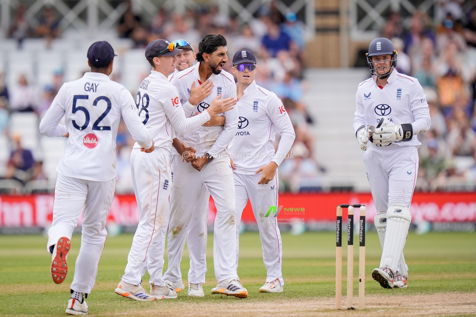 Shoaib Bashir of England celebrates the wicket of Rachin Ravindra of New Zealand during the 3rd Rothesay Test Match Day 4 match England vs New Zealand at Trent Bridge, Nottingham, United Kingdom on 28 June 2026

(Photo by Maynard Manyowa/News Images)
