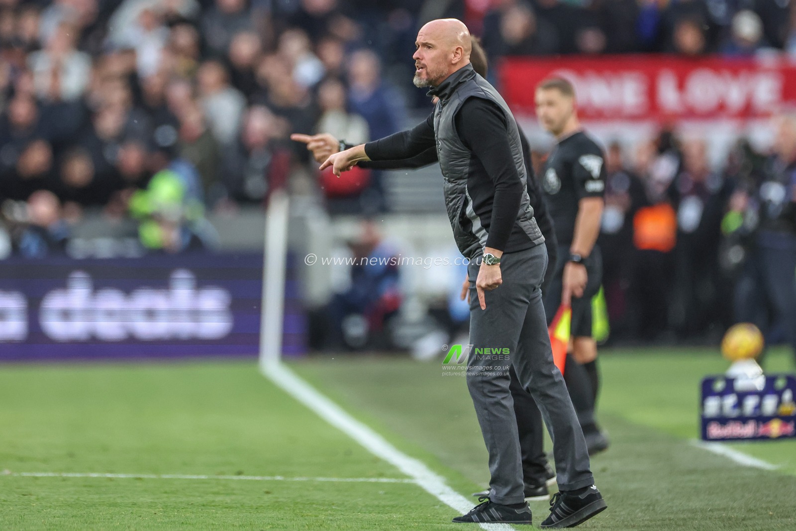 Erik ten Hag manager of Manchester United gives his team instructions during the Premier League match West Ham United vs Manchester United at London Stadium, London, United Kingdom, 27th October 2024

(Photo by Mark Cosgrove/News Images)