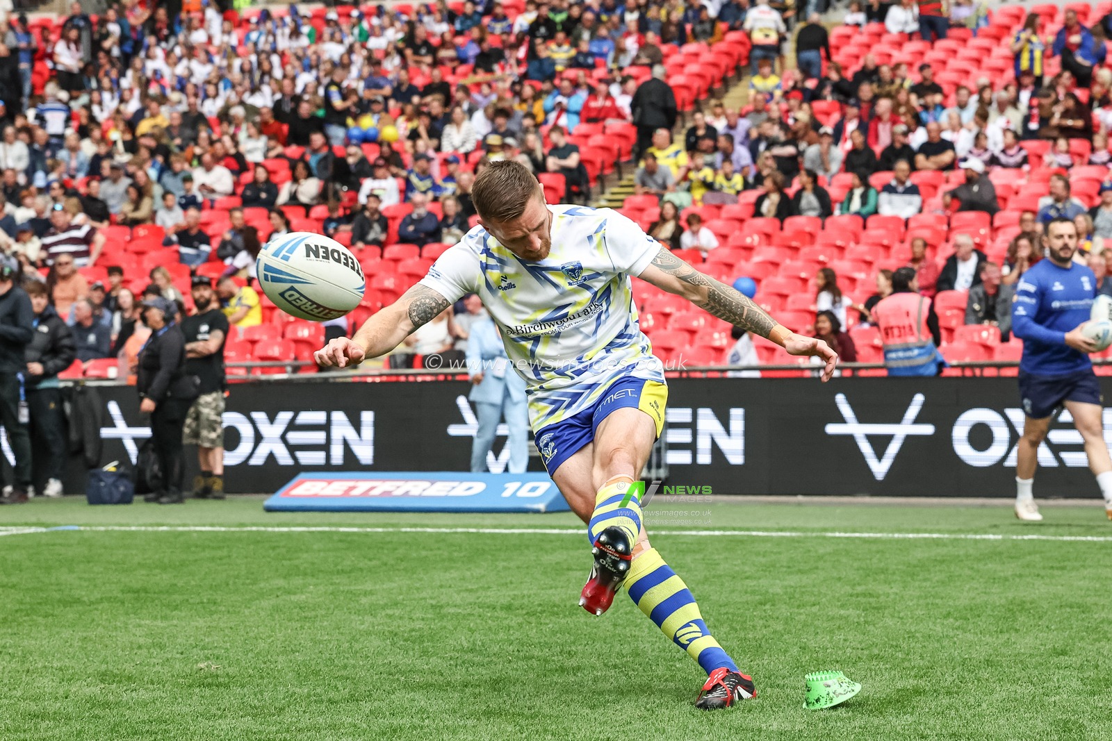 Marc Sneyd of Warrington Wolves in the pre-game warm up during the Betfred Challenge Cup Final Warrington Wolves vs Hull KR at Wembley Stadium, London, United Kingdom, 7th June 2025

(Photo by Mark Cosgrove/News Images)