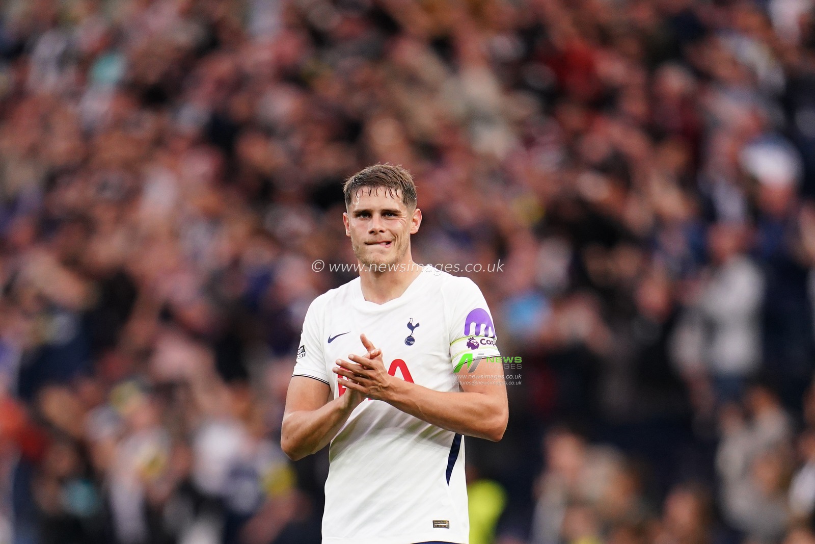 Micky van de Ven of Tottenham Hotspur applauds home support at full time during the Premier League match Tottenham Hotspur vs Newcastle Untied at Tottenham Hotspur Stadium, London, United Kingdom on 29 August 2026

(Photo by Harvey Murphy/News Images)