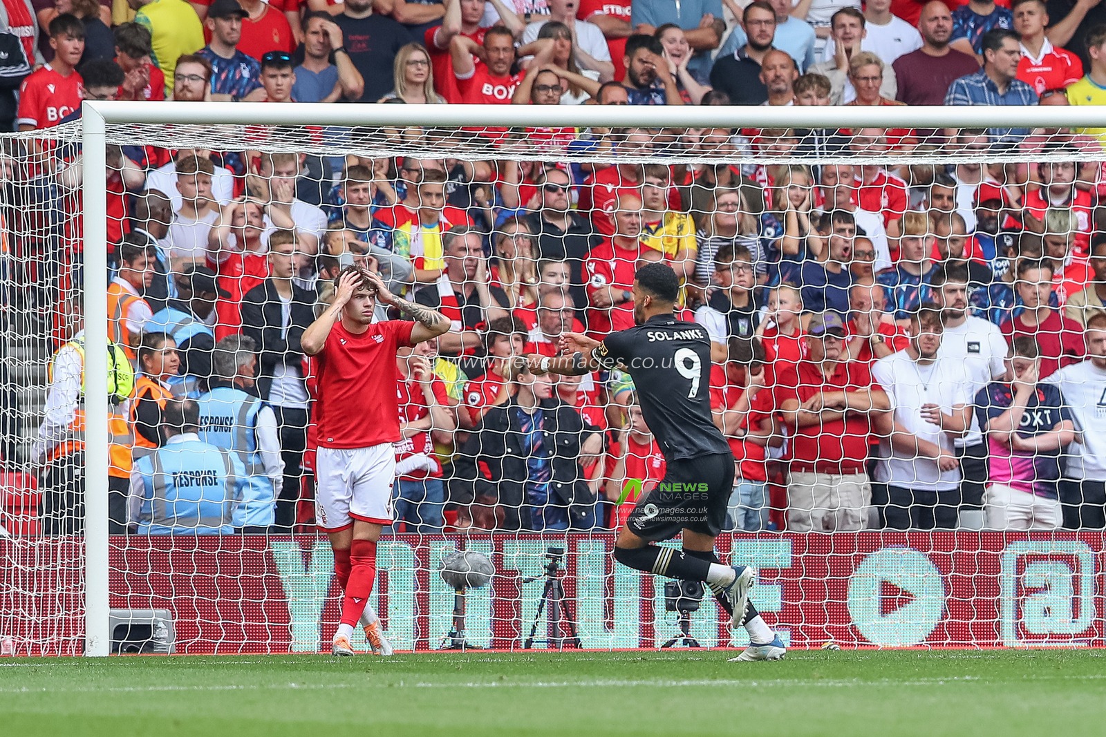 Dominic Solanke #9 of Bournemouth celebrates his goal to make it 2-2 during the Premier League match Nottingham Forest vs Bournemouth at City Ground, Nottingham, United Kingdom, 3rd September 2022

(Photo by Gareth Evans/News Images)
