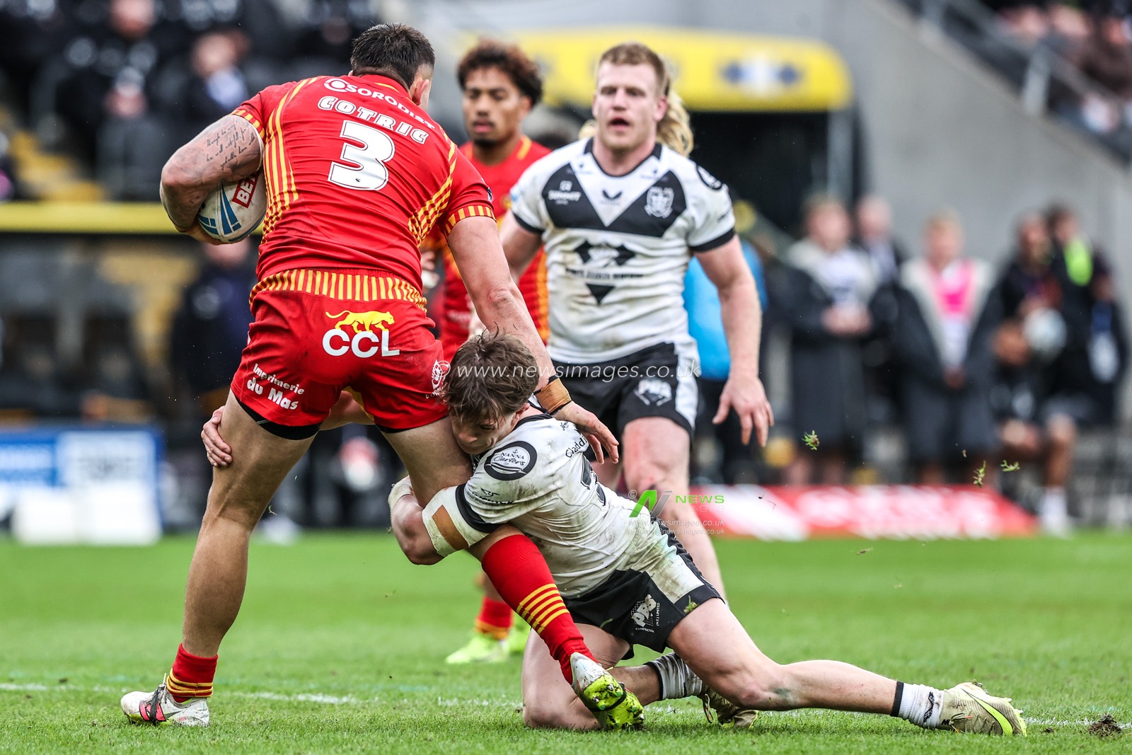 Nick Čotrić of Catalans Dragons is tackled by Logan Moy of Hull FC during the Betfred Super League round 6 match Hull FC vs Catalans Dragons at MKM Stadium, Hull, United Kingdom on 29 March 2026

(Photo by Alfie Cosgrove/News Images)