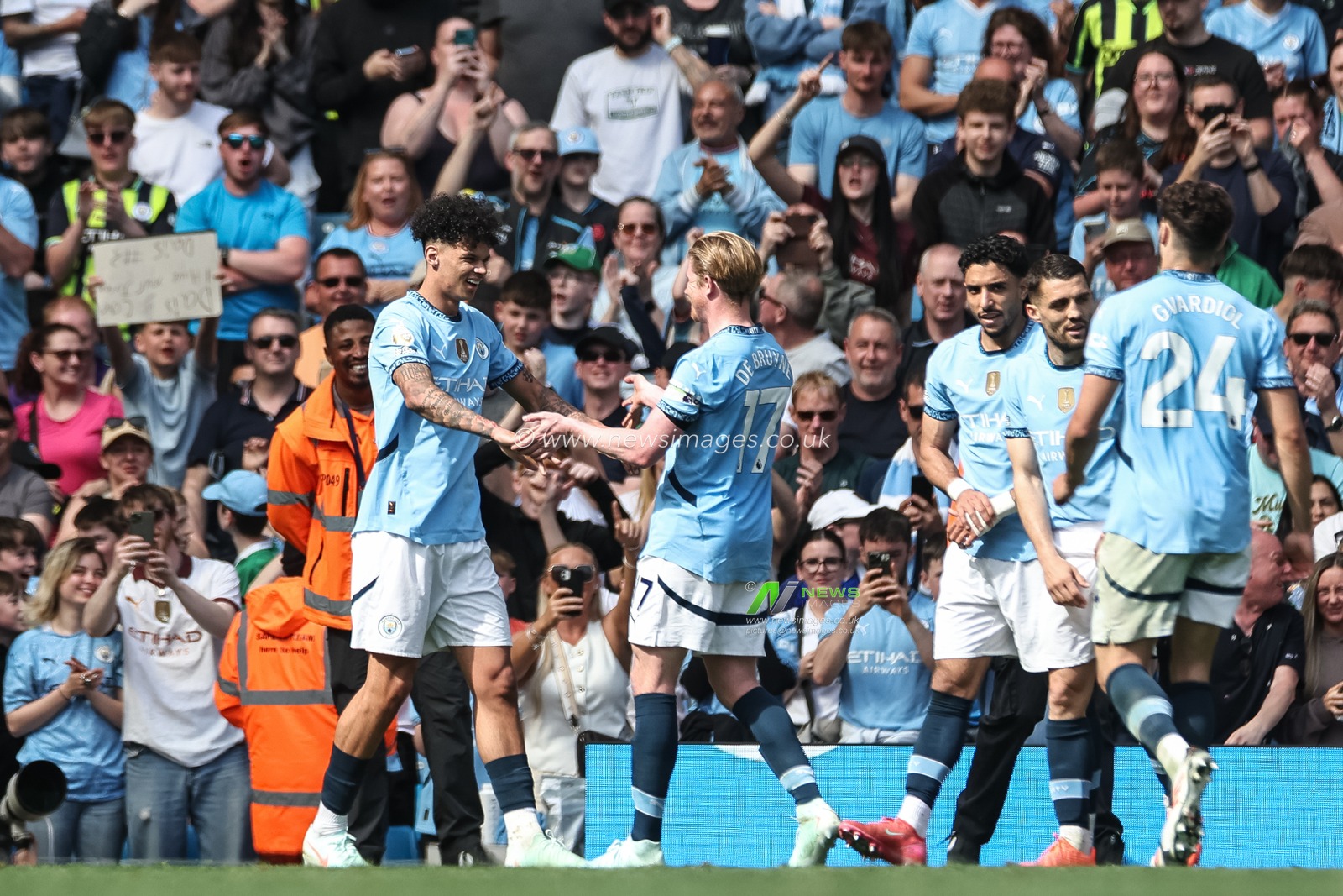 Nico O'Reilly of Manchester City celebrates his goal to make it 5-2 with Kevin De Bruyne of Manchester City during the Premier League match Manchester City vs Crystal Palace at Etihad Stadium, Manchester, United Kingdom, 12th April 2025

(Photo by Mark Cosgrove/News Images)